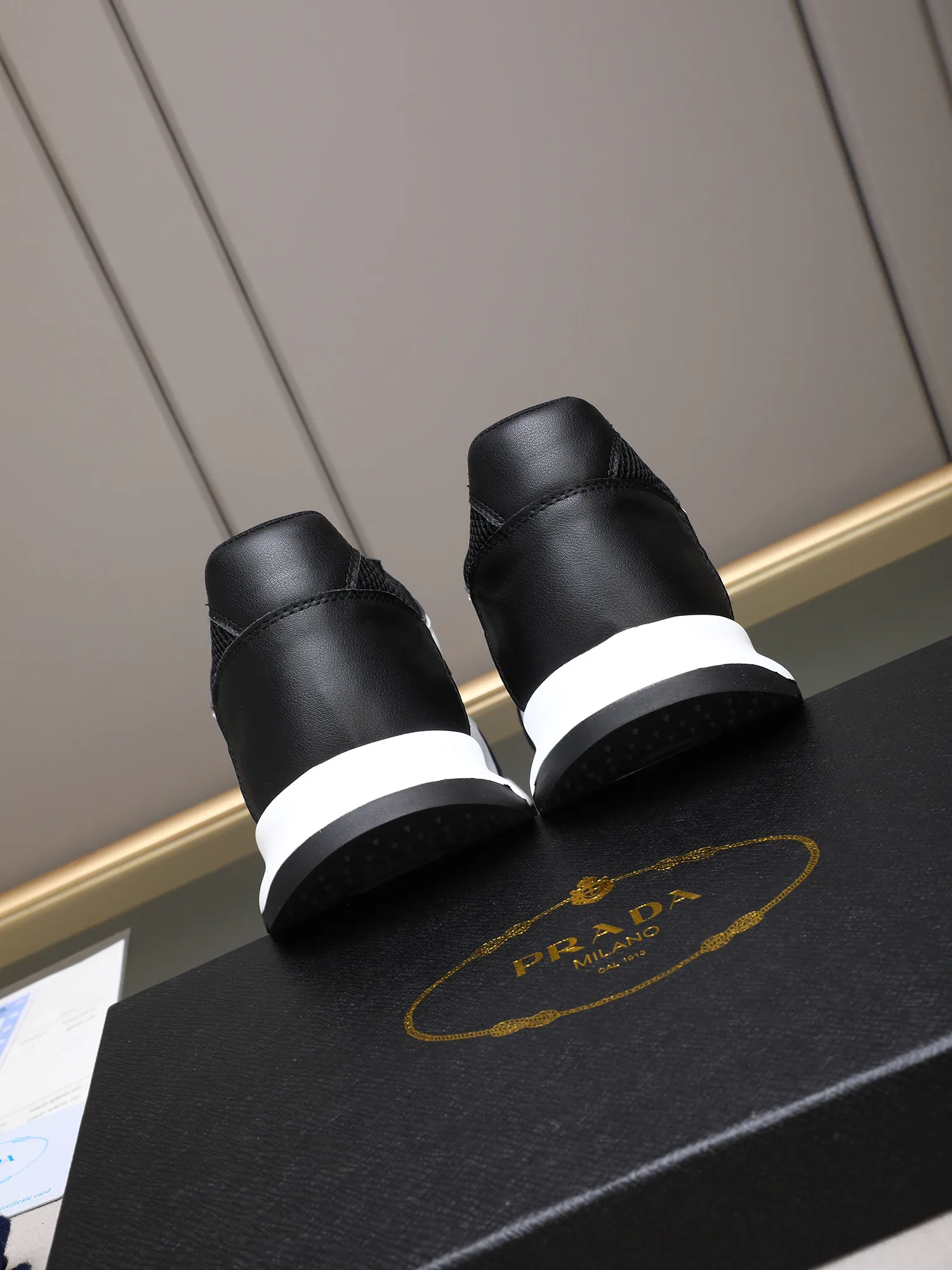 Men's shoes 💰460 Prada/Prada's new men's casual sports shoes, low-top lace-up sports shoes, fashionable and generous style, made of first-layer cowhide stitching and breathable mesh, soft, comfortable and breathable, tongue letter LOGO, finely crafted details, lightweight foam sole, fashionable and versatile! Size: 38-44 (45 customized)